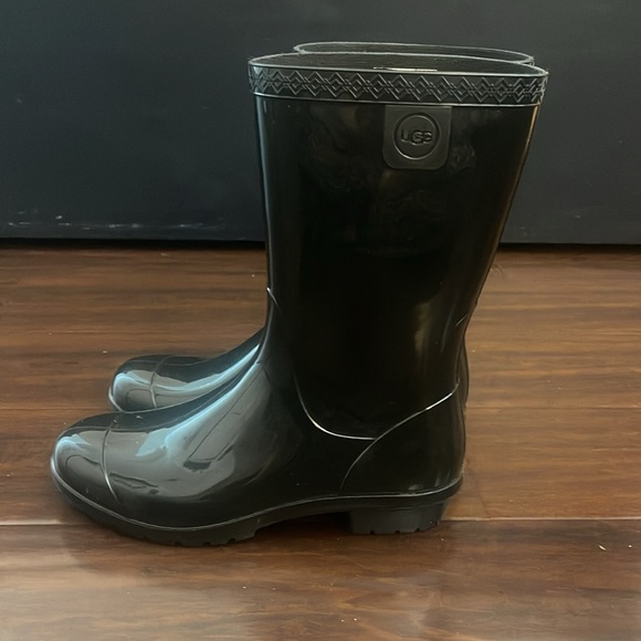 Kids ugg rainboots in size 4 - Picture 6 of 13